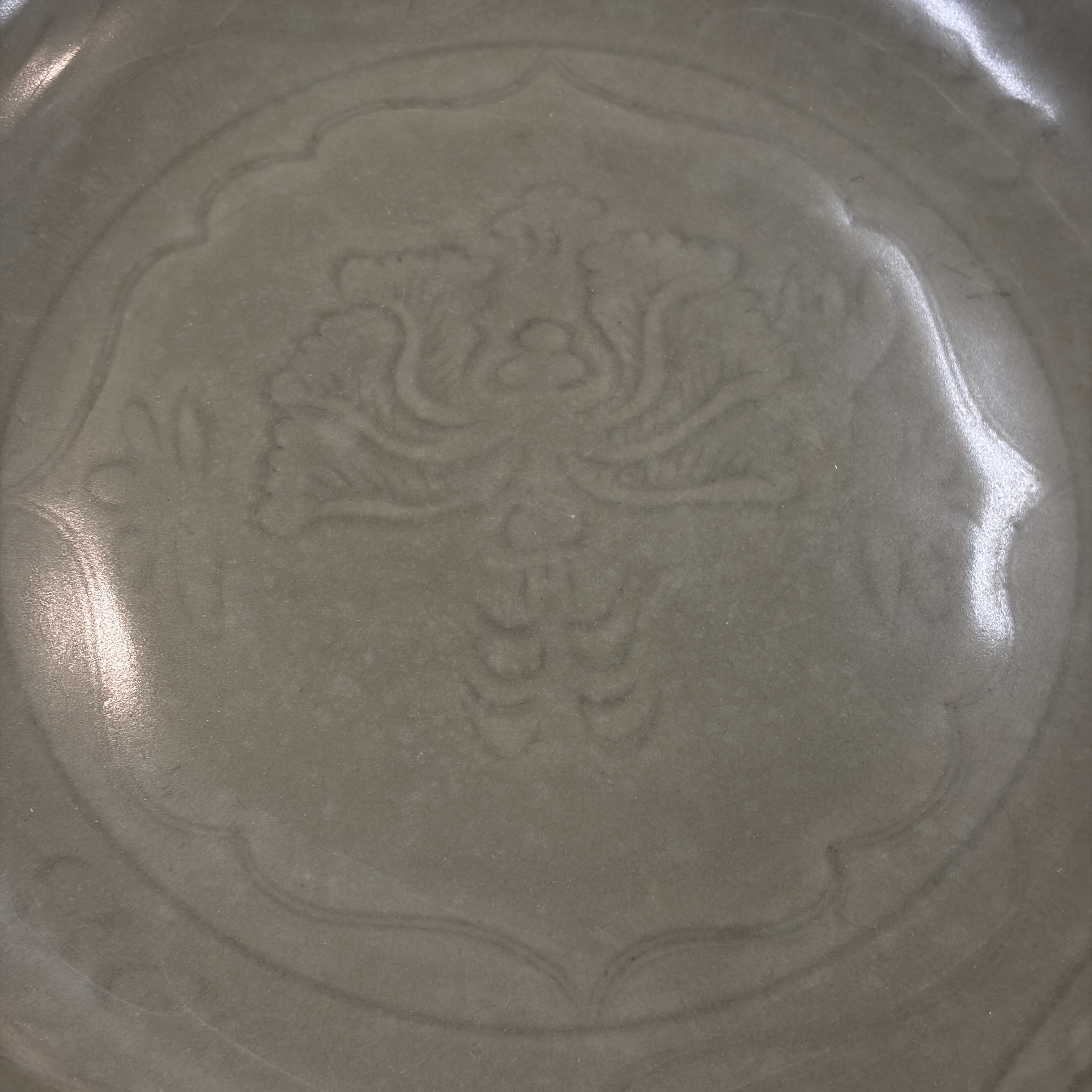 A Chinese Longquan celadon dish with incised floral design — 照片 21