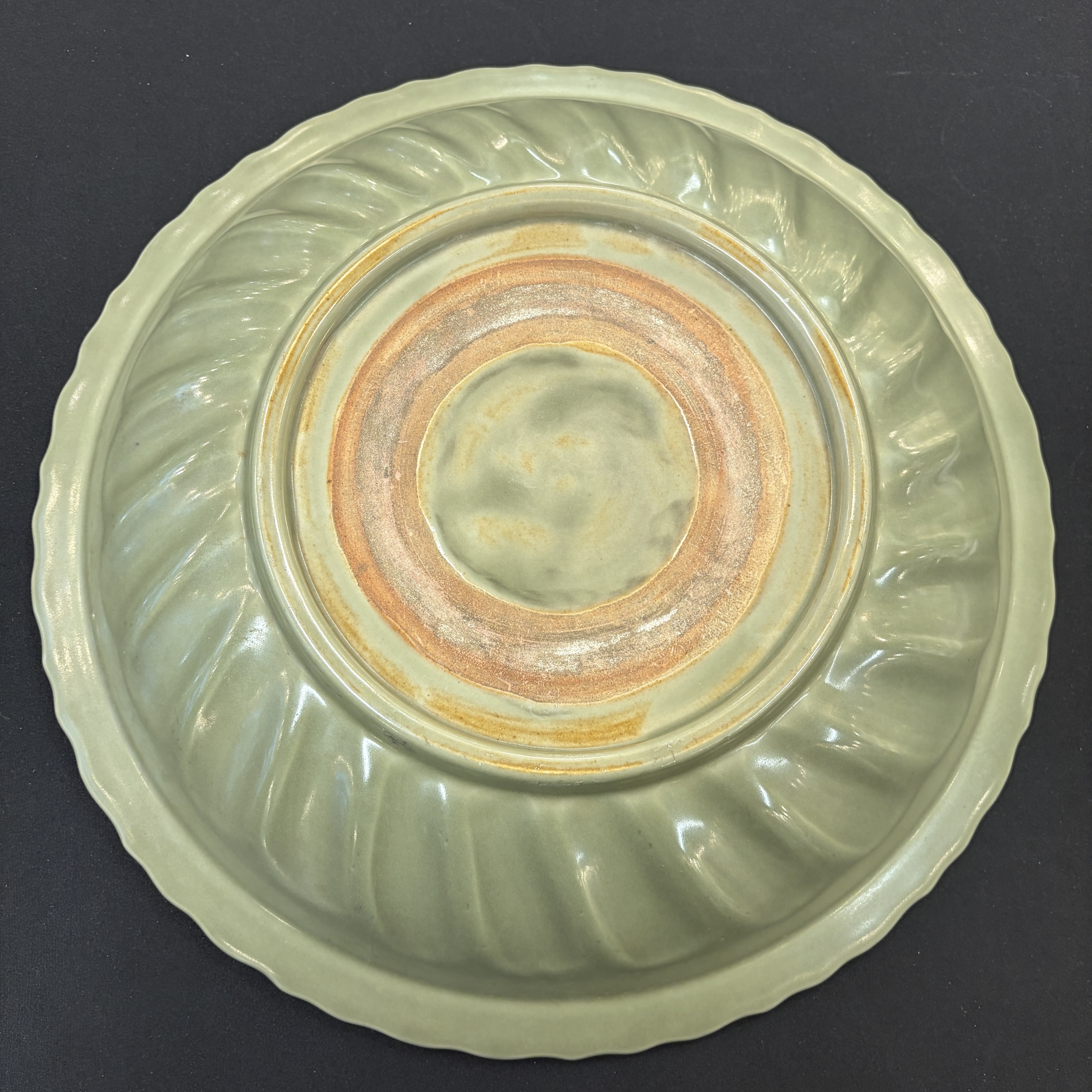 A Chinese Longquan celadon dish with incised floral design — 照片 23