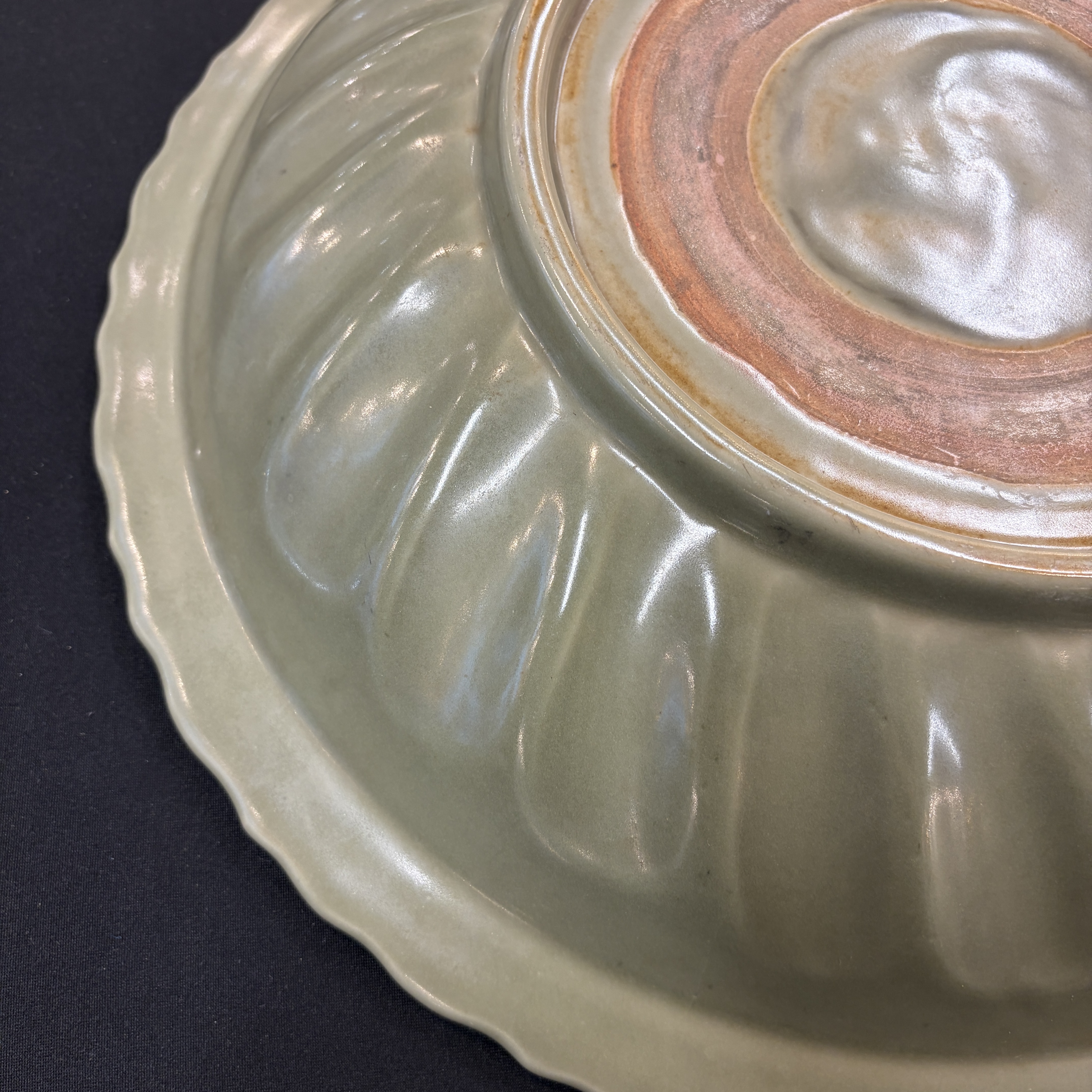 A Chinese Longquan celadon dish with incised floral design — 照片 24