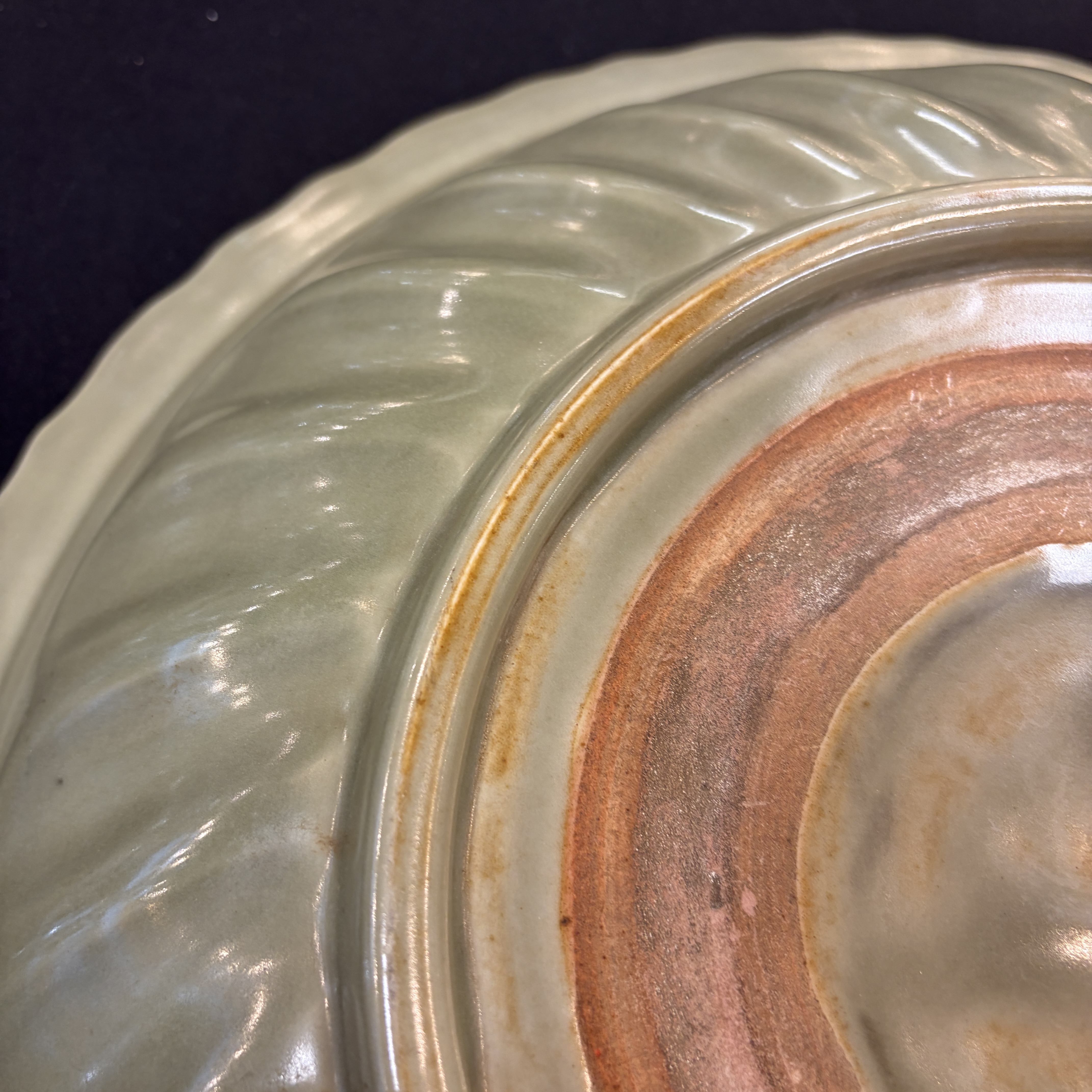 A Chinese Longquan celadon dish with incised floral design — 照片 25