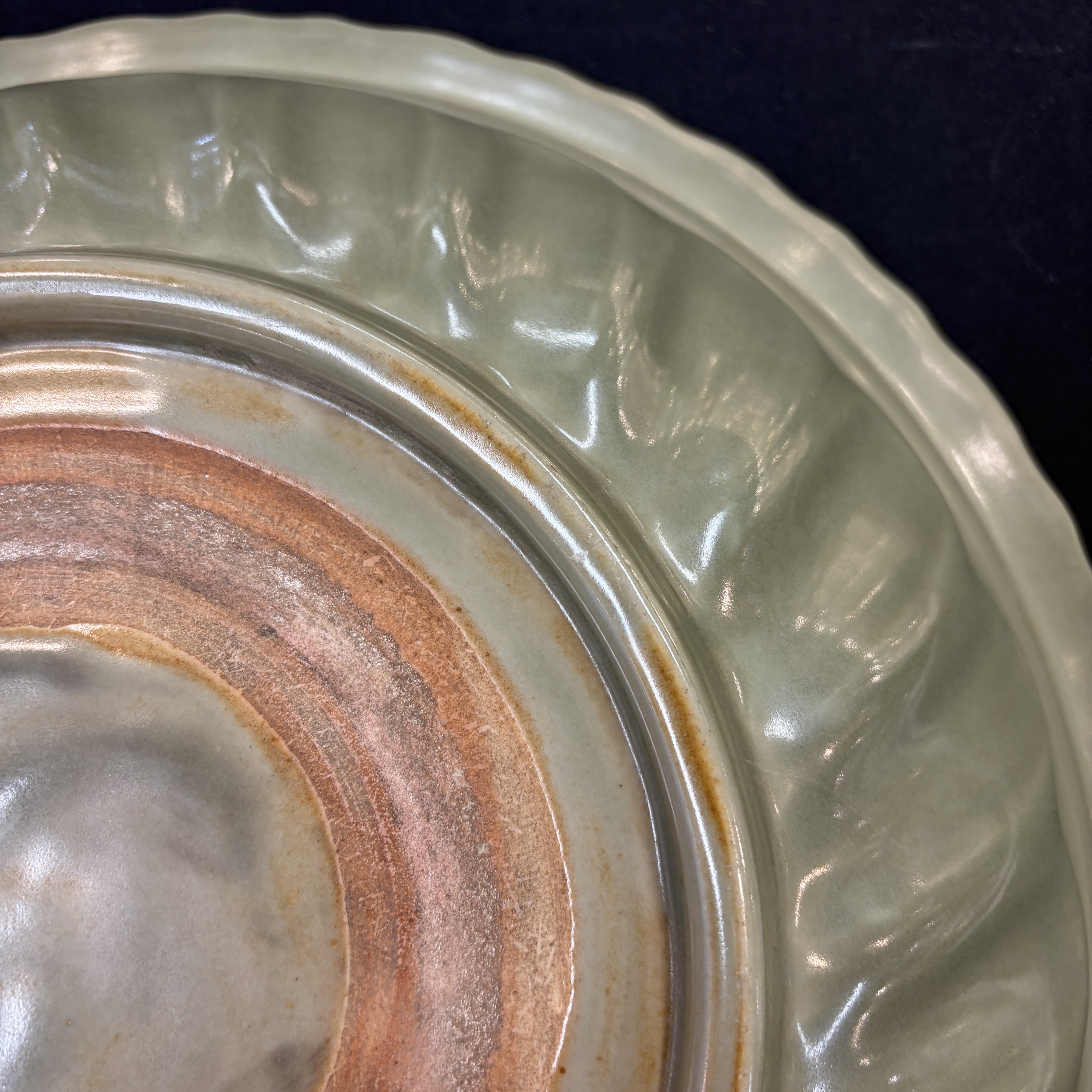 A Chinese Longquan celadon dish with incised floral design — 照片 26