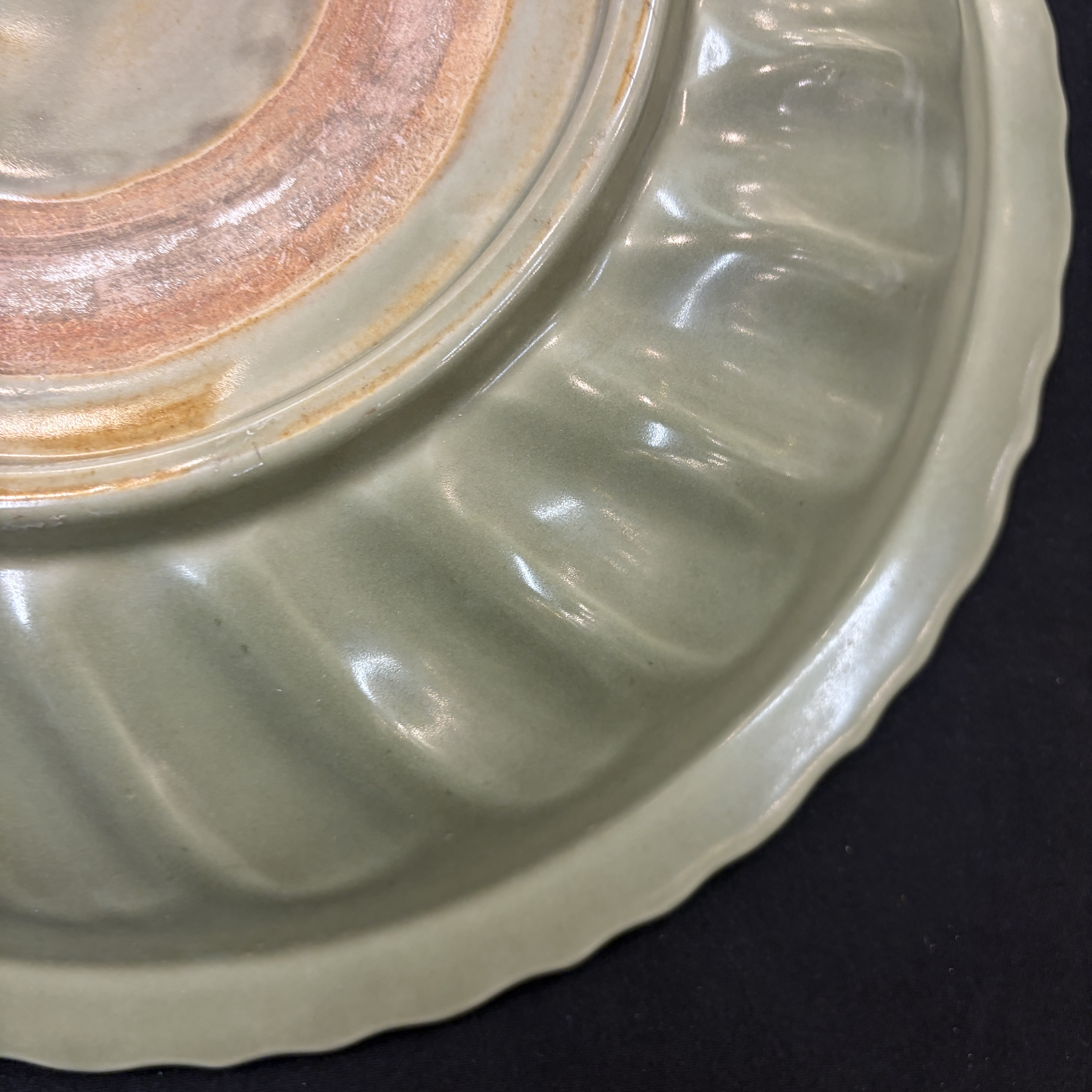 A Chinese Longquan celadon dish with incised floral design — 照片 27