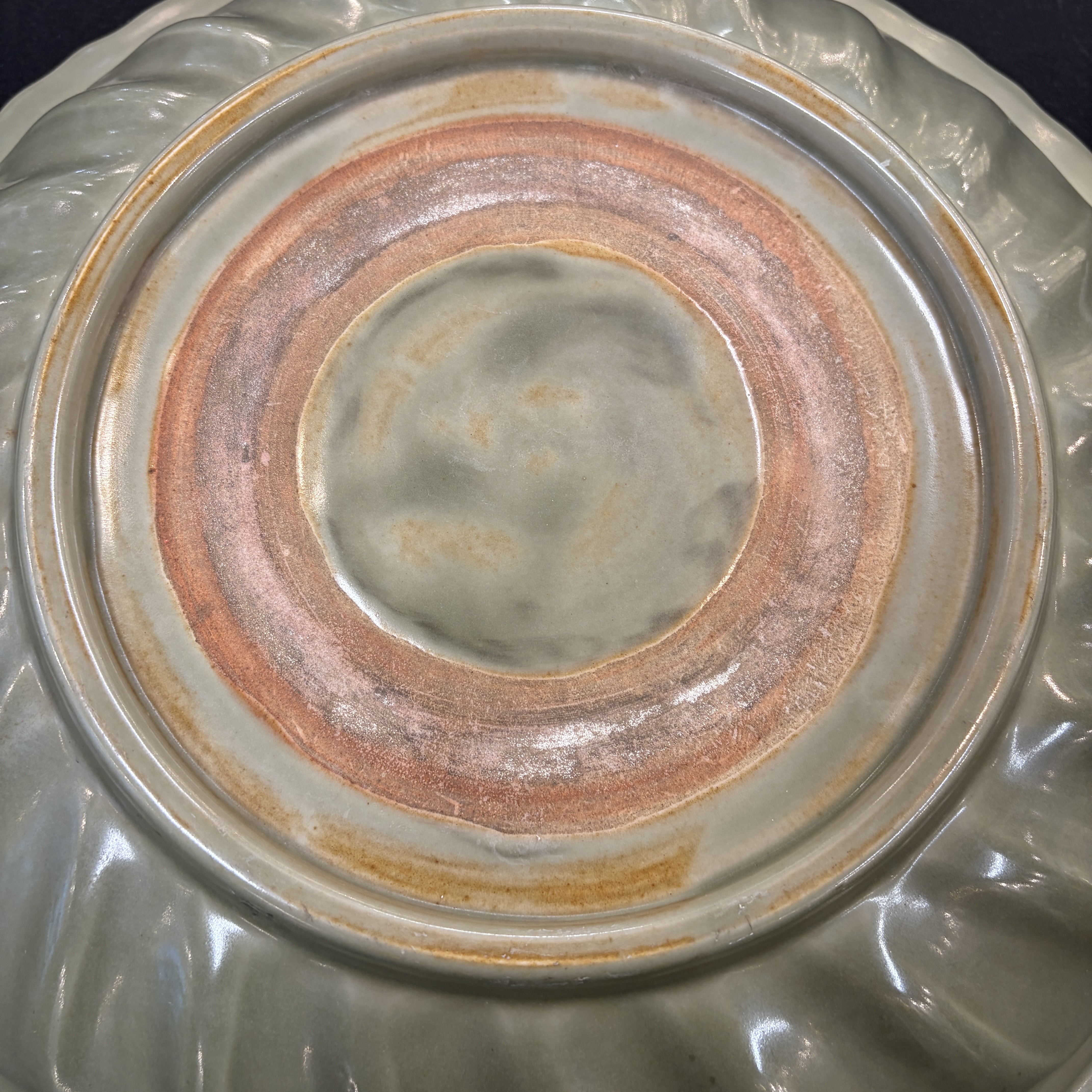 A Chinese Longquan celadon dish with incised floral design — 照片 28