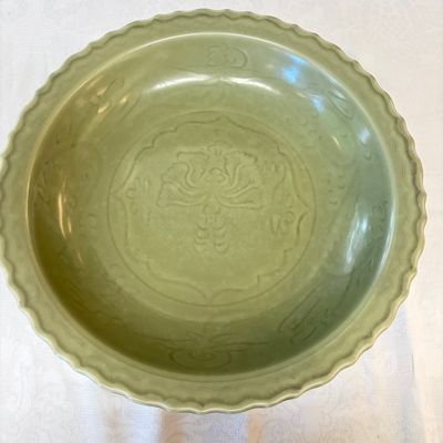 A Chinese Longquan celadon dish with incised floral design — 照片 1
