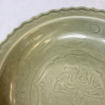 A Chinese Longquan celadon dish with incised floral design — 照片 2
