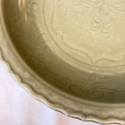 A Chinese Longquan celadon dish with incised floral design — 照片 3
