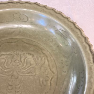 A Chinese Longquan celadon dish with incised floral design — 照片 4