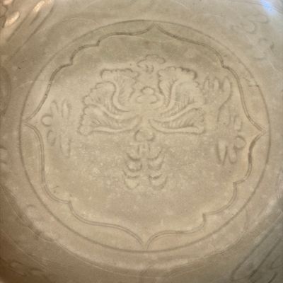 A Chinese Longquan celadon dish with incised floral design — 照片 5