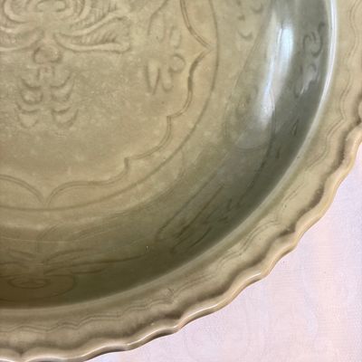 A Chinese Longquan celadon dish with incised floral design — 照片 6