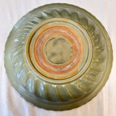 A Chinese Longquan celadon dish with incised floral design — 照片 8