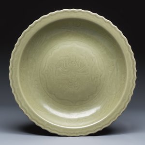 A Chinese Longquan celadon dish with incised floral design — 照片 1