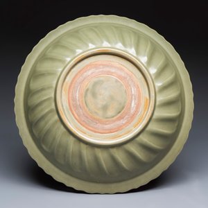 A Chinese Longquan celadon dish with incised floral design — 照片 2