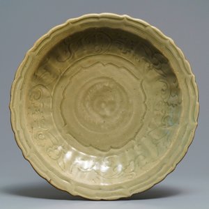 A Chinese Longquan celadon dish with incised floral design, early Ming — 照片 1
