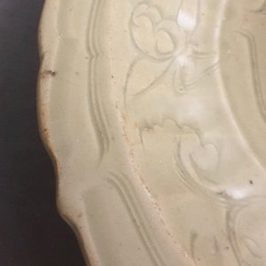 A Chinese Longquan celadon dish with incised floral design, early Ming — 照片 6