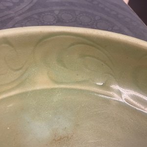 A Chinese Longquan celadon dish with incised floral design, Yuan/Ming — photo 8