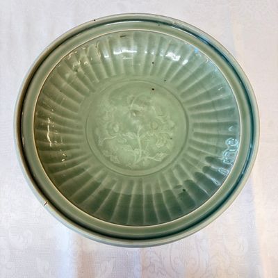 A Chinese Longquan celadon dish with incised floral design — photo 1