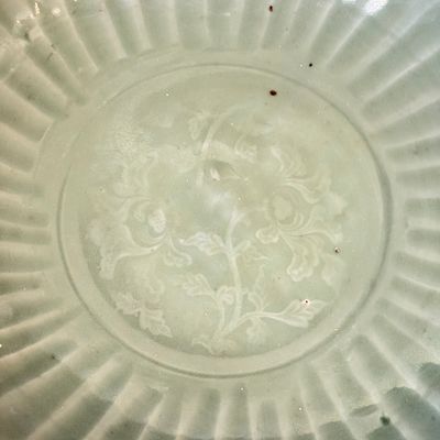 A Chinese Longquan celadon dish with incised floral design — photo 2