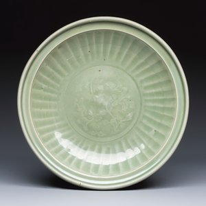 A Chinese Longquan celadon dish with incised floral design — photo 1