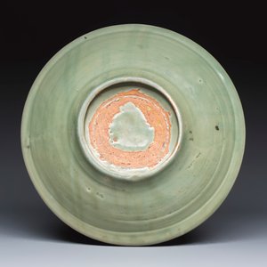 A Chinese Longquan celadon dish with incised floral design — photo 2