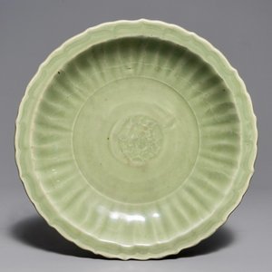 A Chinese Longquan celadon dish with underglaze design, Ming — 照片 1