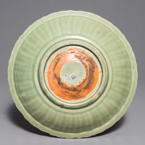 A Chinese Longquan celadon dish with underglaze design, Ming — 照片 2