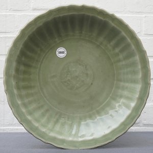 A Chinese Longquan celadon dish with underglaze design, Ming — 照片 4