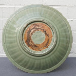 A Chinese Longquan celadon dish with underglaze design, Ming — 照片 5