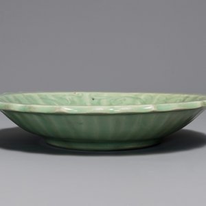 A Chinese Longquan celadon dish with underglaze design, Ming — 照片 3
