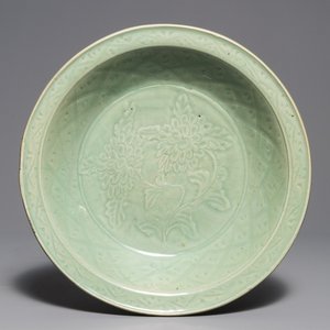 A Chinese Longquan celadon dish with underglaze design of peonies, Ming — 照片 1