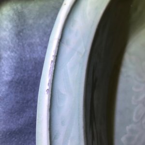 A Chinese Longquan celadon dish with underglaze design of peonies, Ming — 照片 11