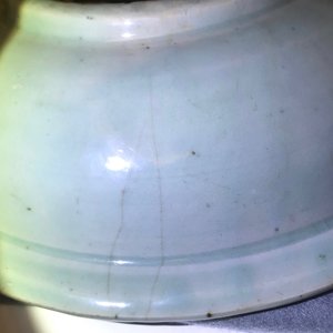 A Chinese Longquan celadon dish with underglaze design of peonies, Ming — 照片 14