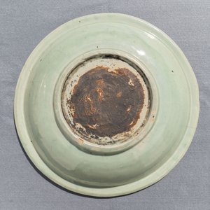 A Chinese Longquan celadon dish with underglaze design of peonies, Ming — 照片 19