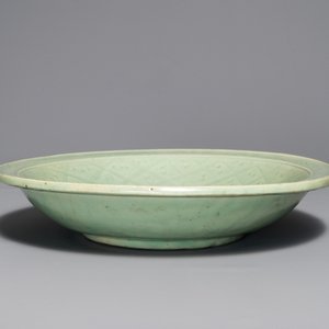 A Chinese Longquan celadon dish with underglaze design of peonies, Ming — 照片 3