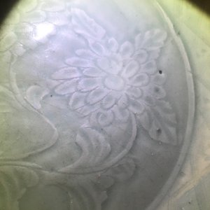 A Chinese Longquan celadon dish with underglaze design of peonies, Ming — 照片 8
