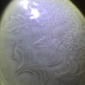 A Chinese Longquan celadon dish with underglaze design of peonies, Ming — 照片 9