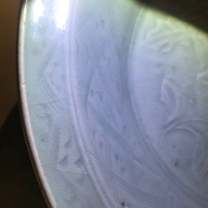 A Chinese Longquan celadon dish with underglaze design of peonies, Ming — 照片 10