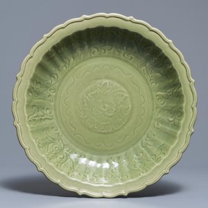 A Chinese Longquan celadon dish with underglaze floral design, Ming — 照片 1