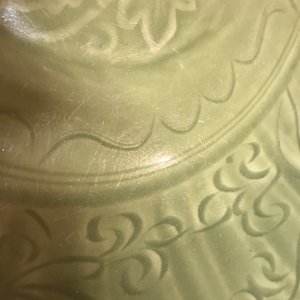 A Chinese Longquan celadon dish with underglaze floral design, Ming — 照片 3