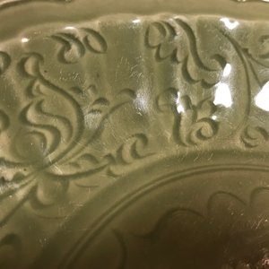 A Chinese Longquan celadon dish with underglaze floral design, Ming — 照片 5
