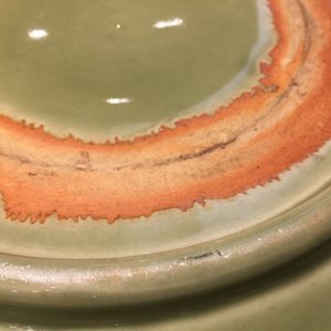 A Chinese Longquan celadon dish with underglaze floral design, Ming — 照片 8