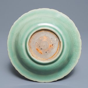 A Chinese Longquan celadon dish with underglaze peony design, Ming — 照片 2