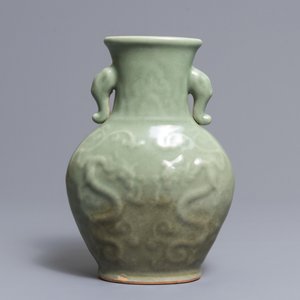 A Chinese Longquan celadon 'dragon' vase, Ming — 照片 3