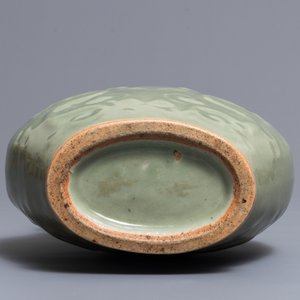 A Chinese Longquan celadon 'dragon' vase, Ming — 照片 5