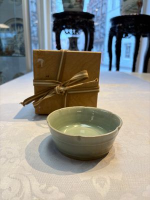 A Chinese Longquan celadon flower-shaped brush washer with a wooden box, Southern Song — 照片 1