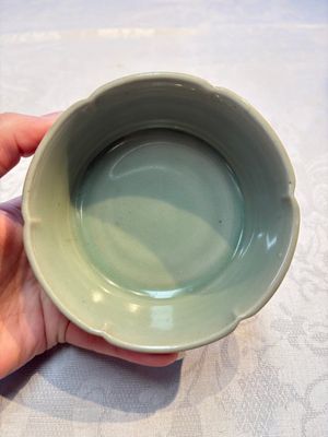 A Chinese Longquan celadon flower-shaped brush washer with a wooden box, Southern Song — 照片 2
