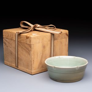 A Chinese Longquan celadon flower-shaped brush washer with a wooden box, Southern Song — 照片 1