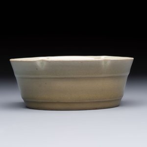 A Chinese Longquan celadon flower-shaped brush washer with a wooden box, Southern Song — 照片 2