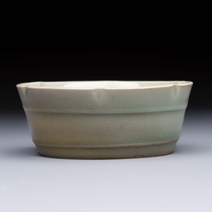 A Chinese Longquan celadon flower-shaped brush washer with a wooden box, Southern Song — 照片 3
