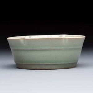 A Chinese Longquan celadon flower-shaped brush washer with a wooden box, Southern Song — 照片 4