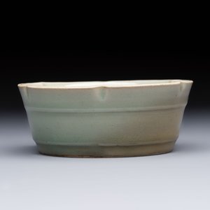 A Chinese Longquan celadon flower-shaped brush washer with a wooden box, Southern Song — 照片 5
